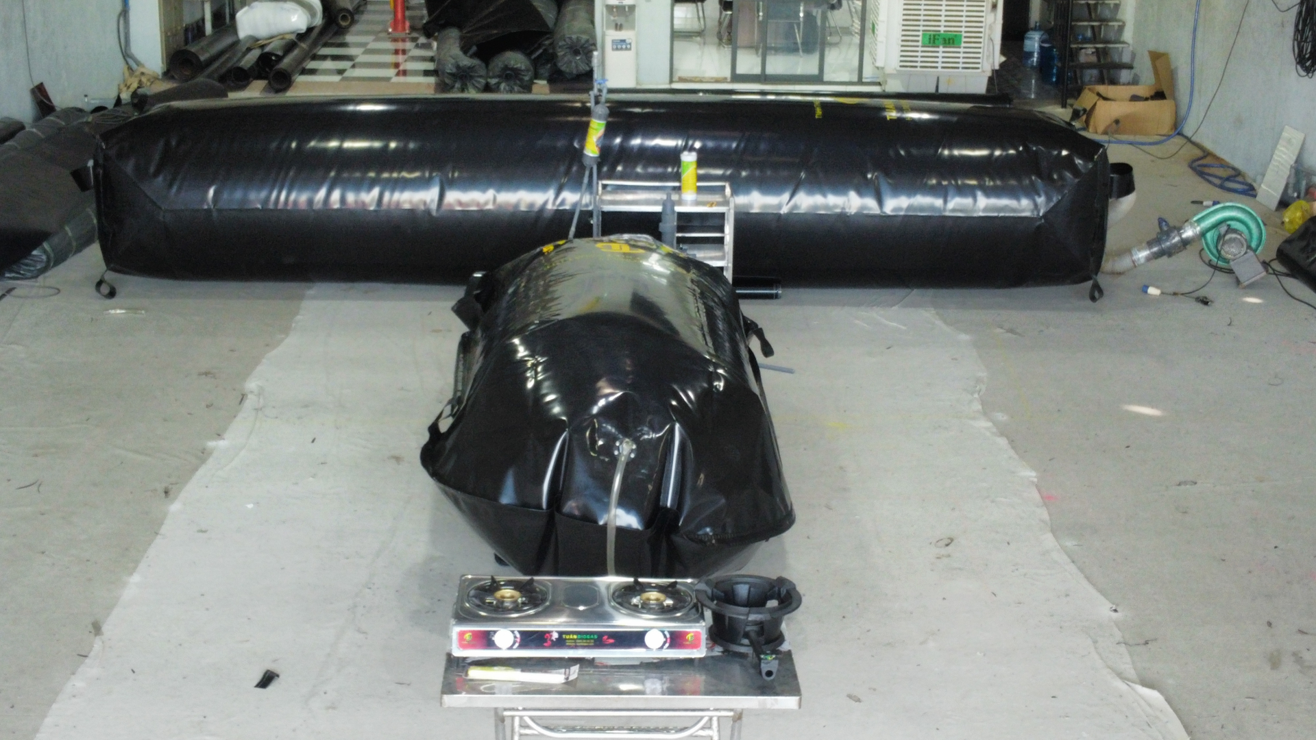 Đấu nối ống dẻo mềm giữa túi xử lý và túi trữ khí biogas
