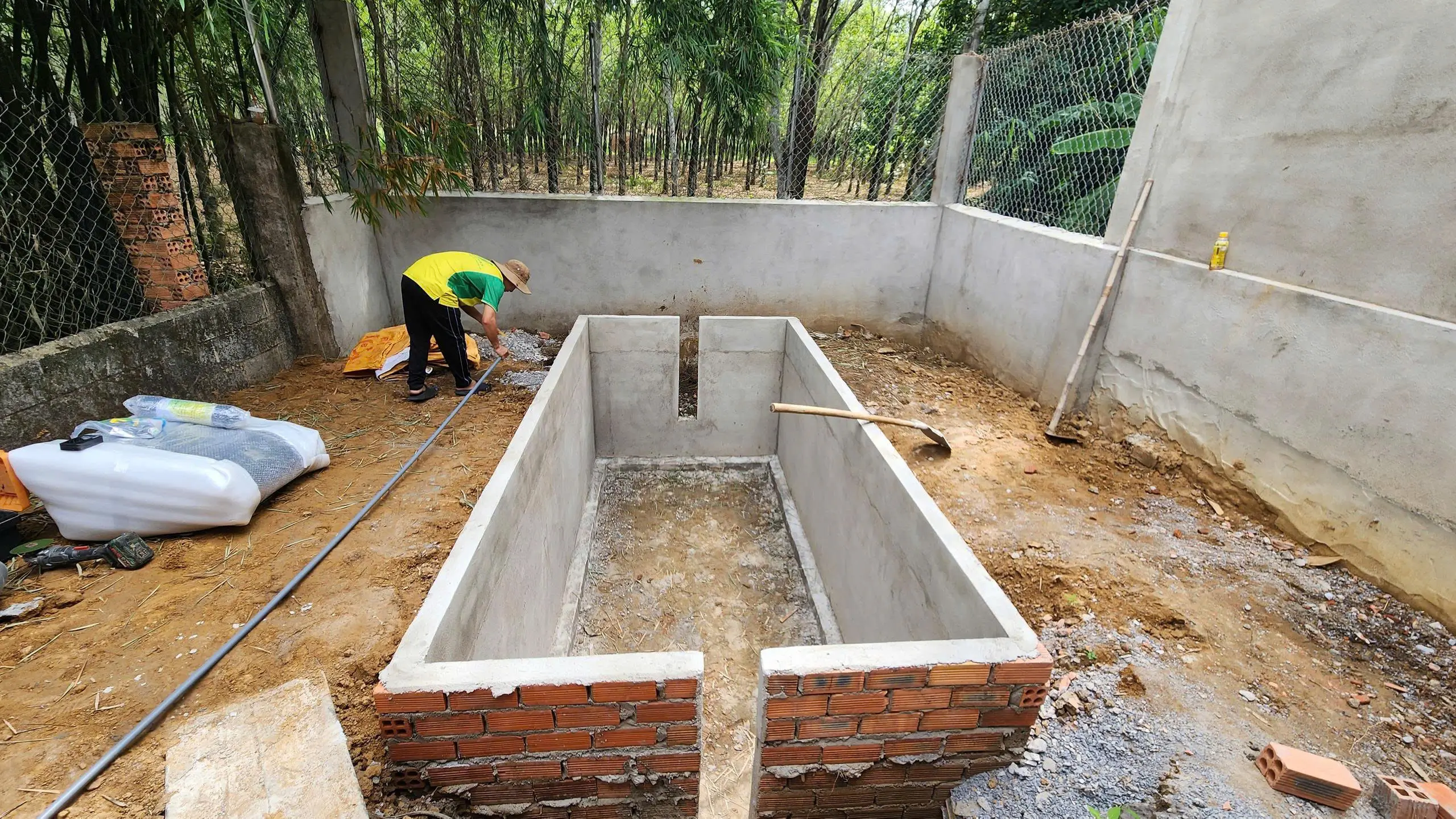 Hố đào đúng kích thước chuẩn trước khi lắp túi biogas